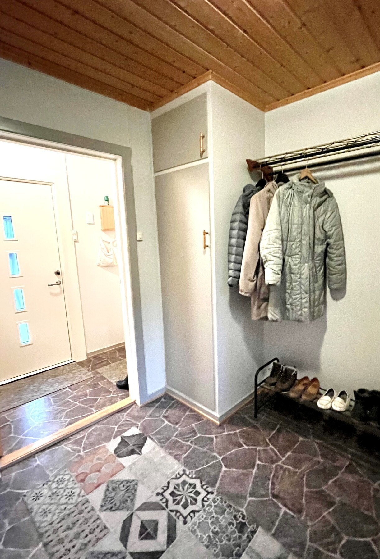 Denne etasjen har direkte adkomst til garasjen og inneholder vaskerom, disponibelt rom, wc-rom og bod. Galleribilde