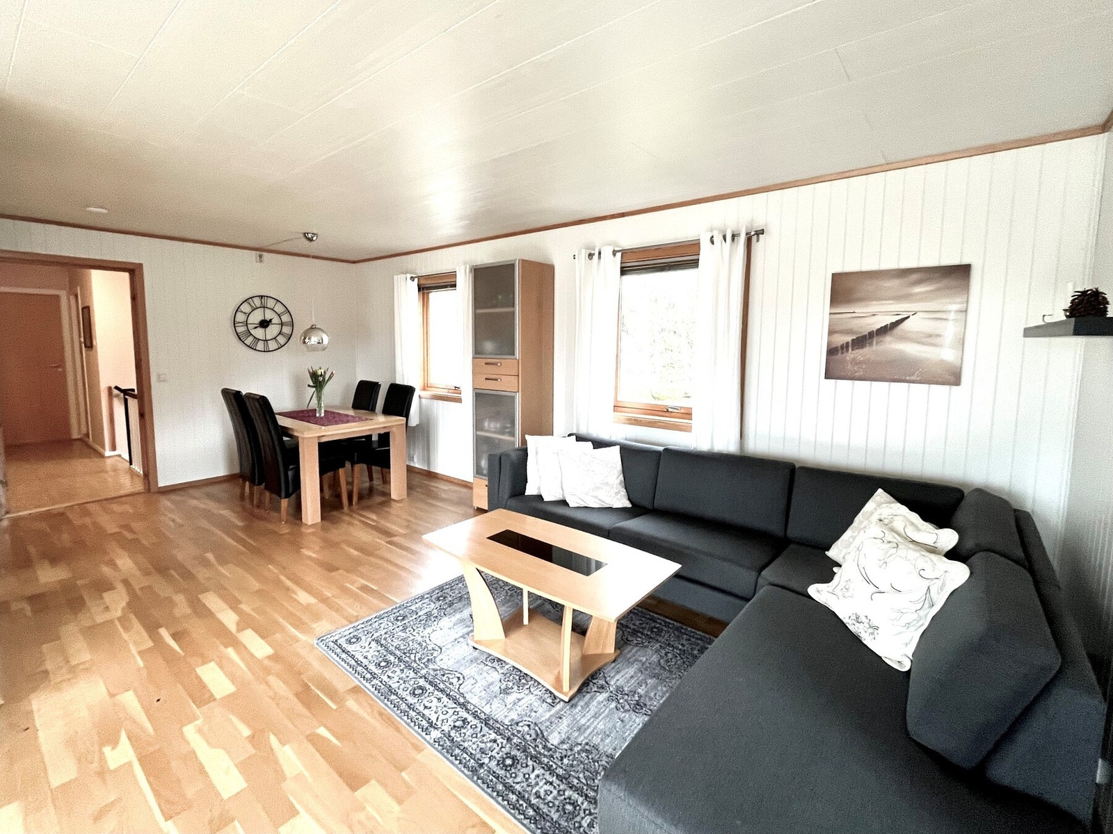 Her er det god plass til sitte- og spisegruppe. Galleribilde