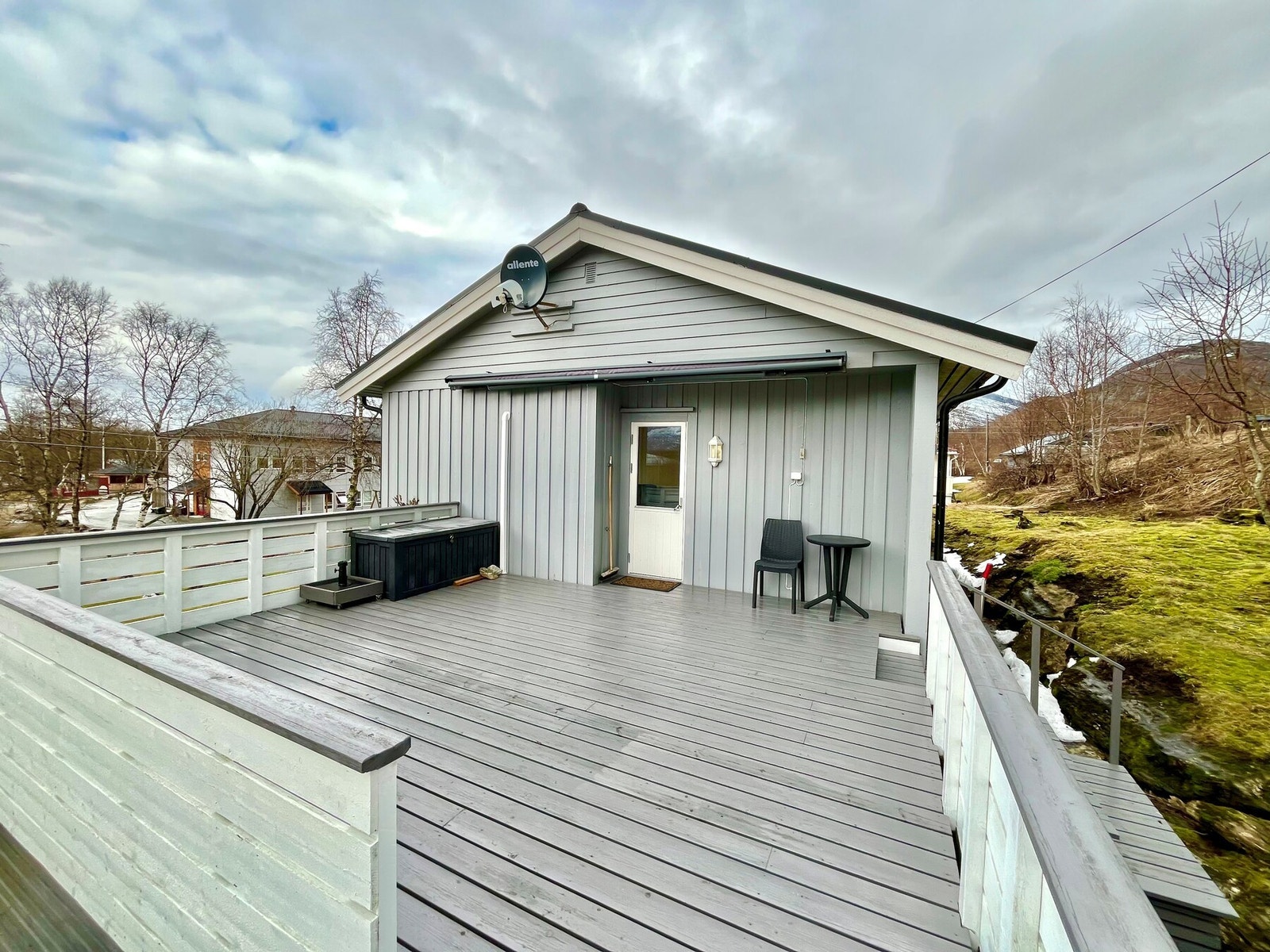 Stor og solrik balkong med utgang fra stuen, og trapp ned til hagen. Galleribilde
