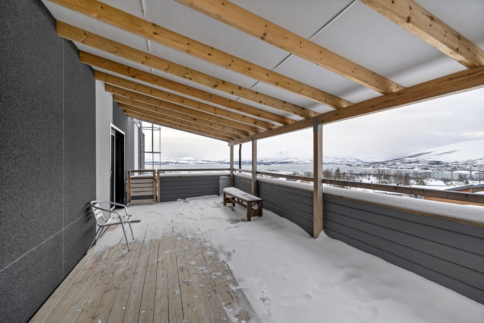 Fellesbalkong med takoverbygg i samme etasje som leiligheten. Sørvestvendt med gode solforhold og utsikt. Galleribilde