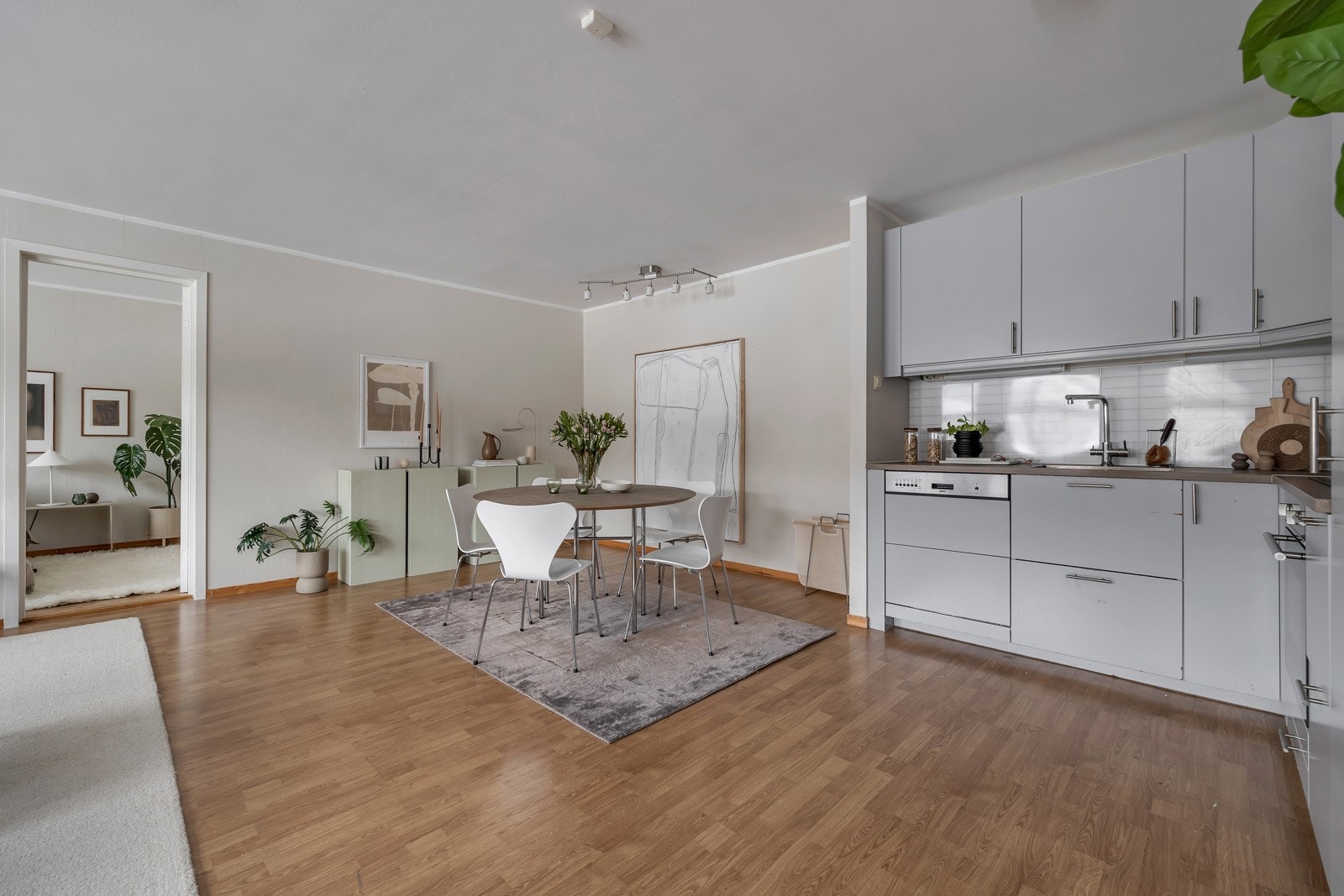 Muligheter for en romslig spisestue til mange gjester og familie. Galleribilde