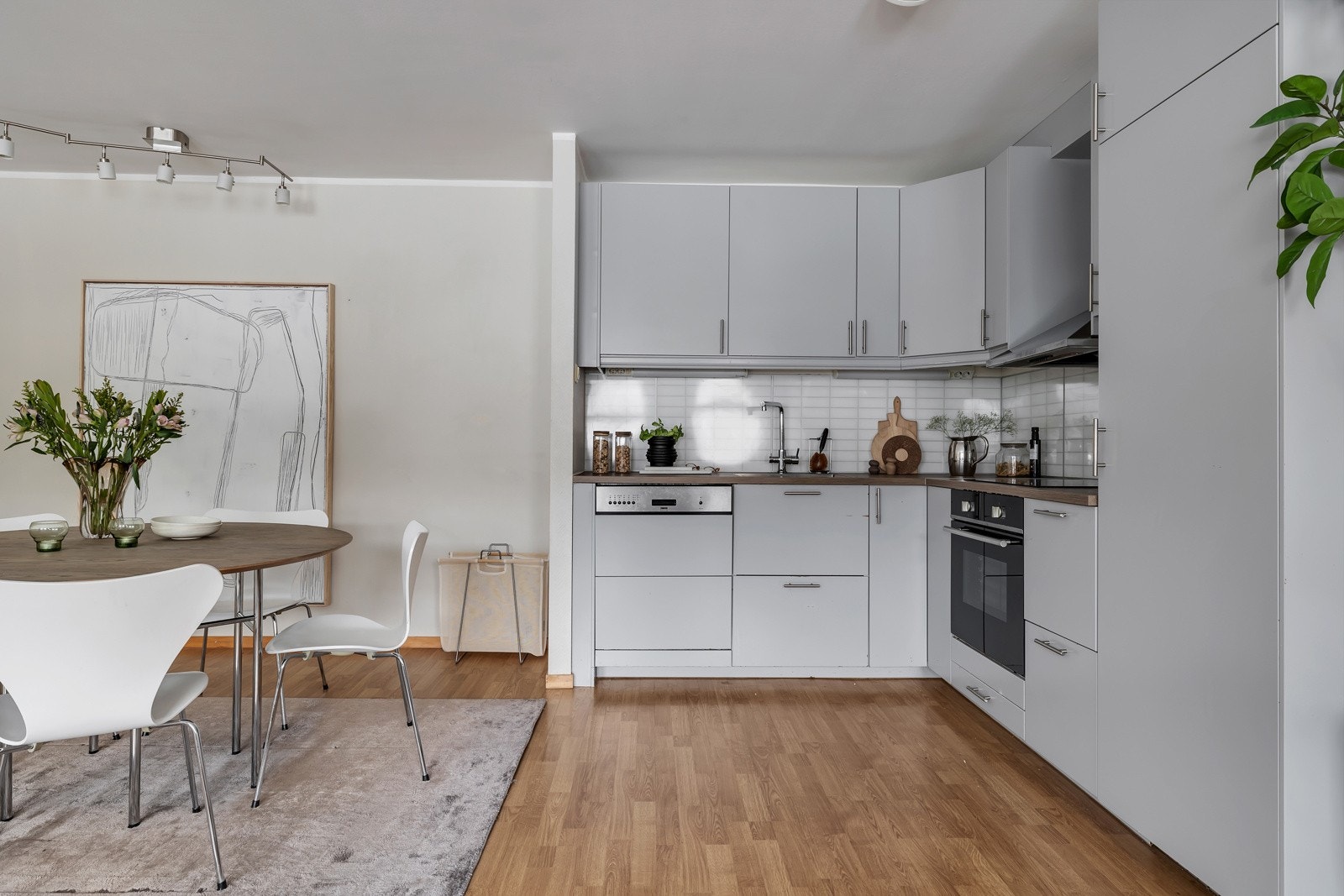 Boligen har ett praktisk kjøkken med mye skapplass. Galleribilde