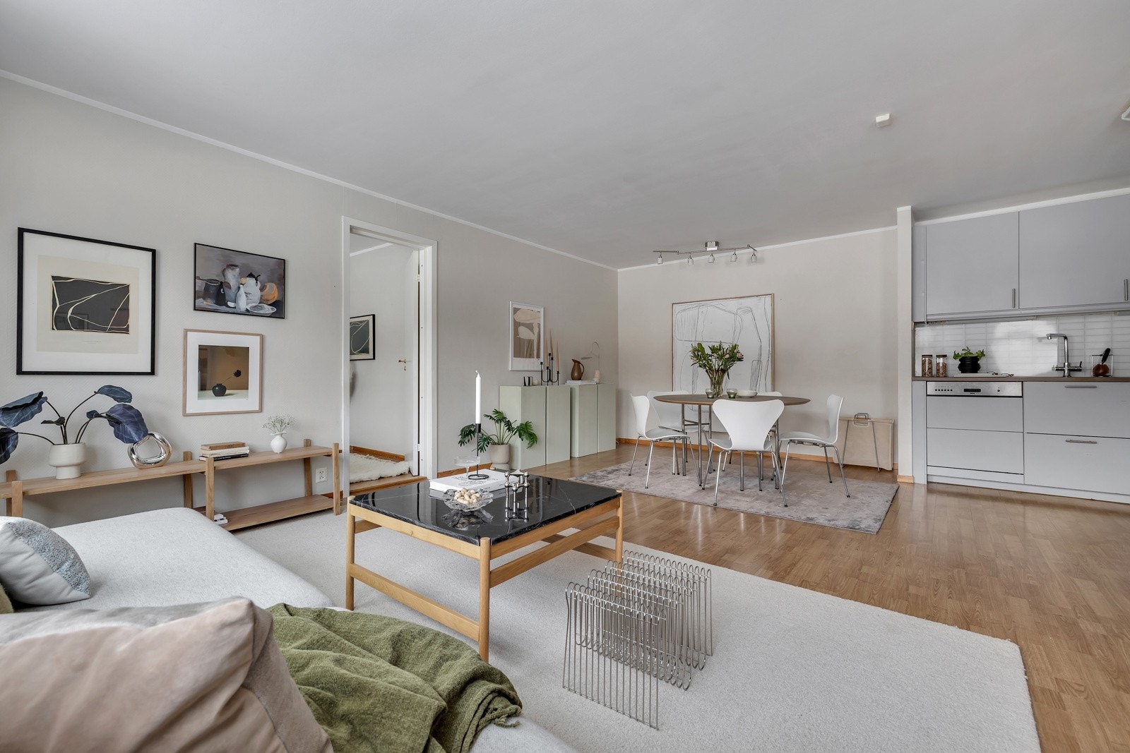 Romslig og tiltalende stue. Galleribilde