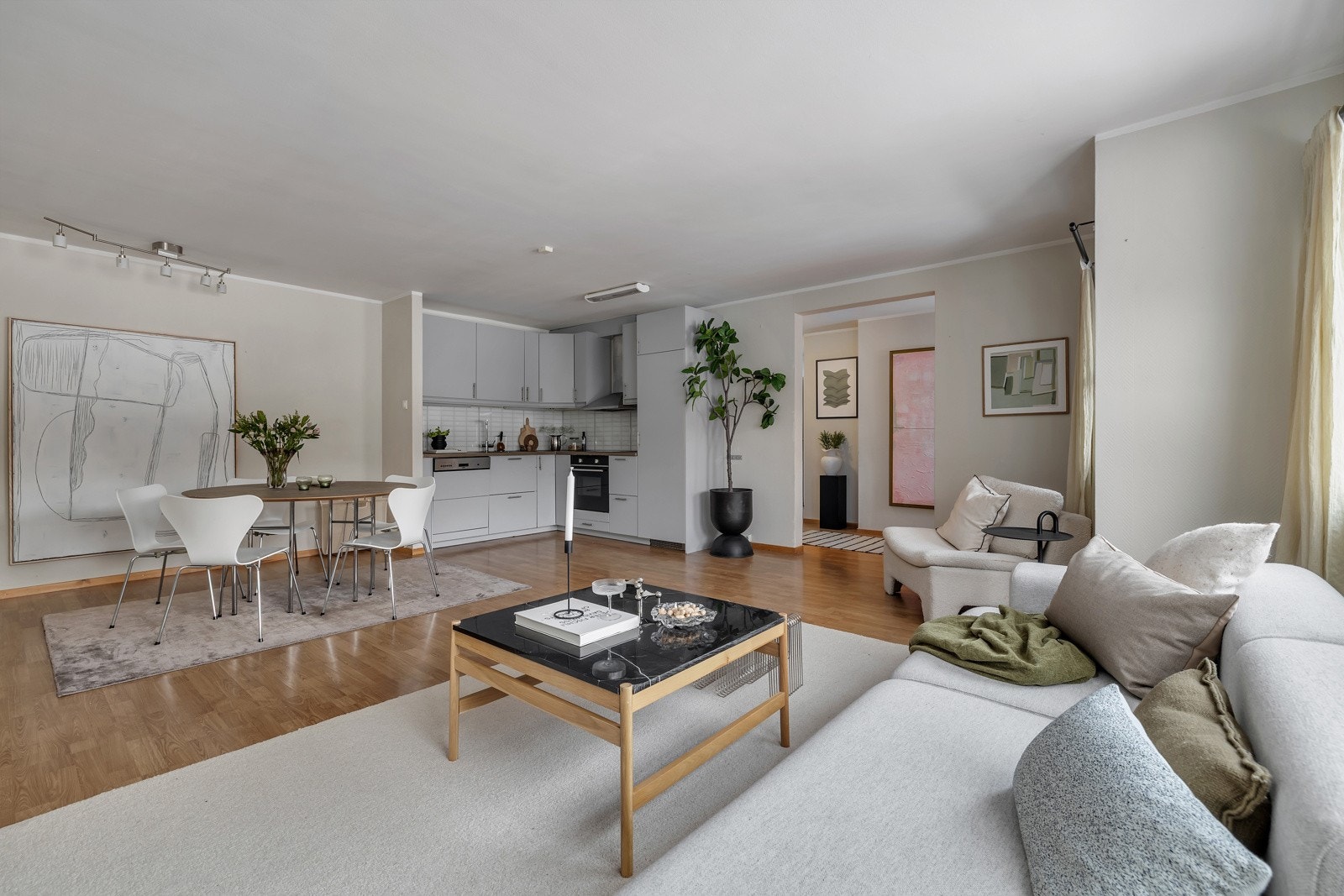 Flere soner i stuen. Galleribilde