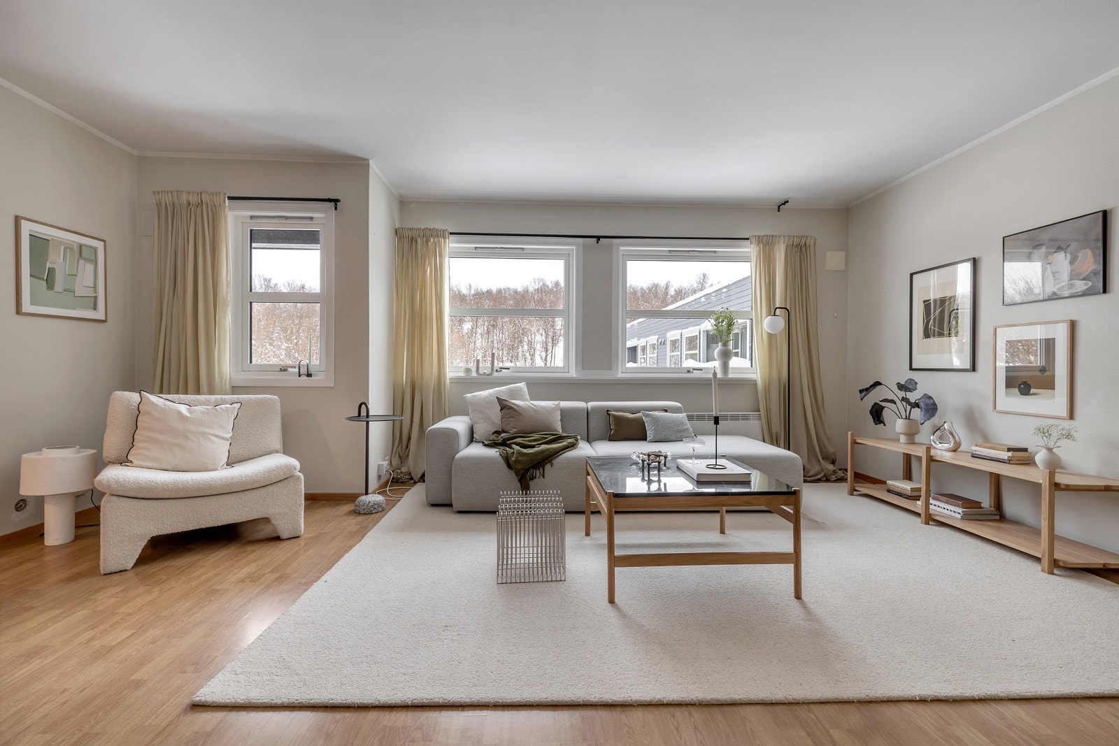 Store vindusflater og gode lysforhold. Galleribilde