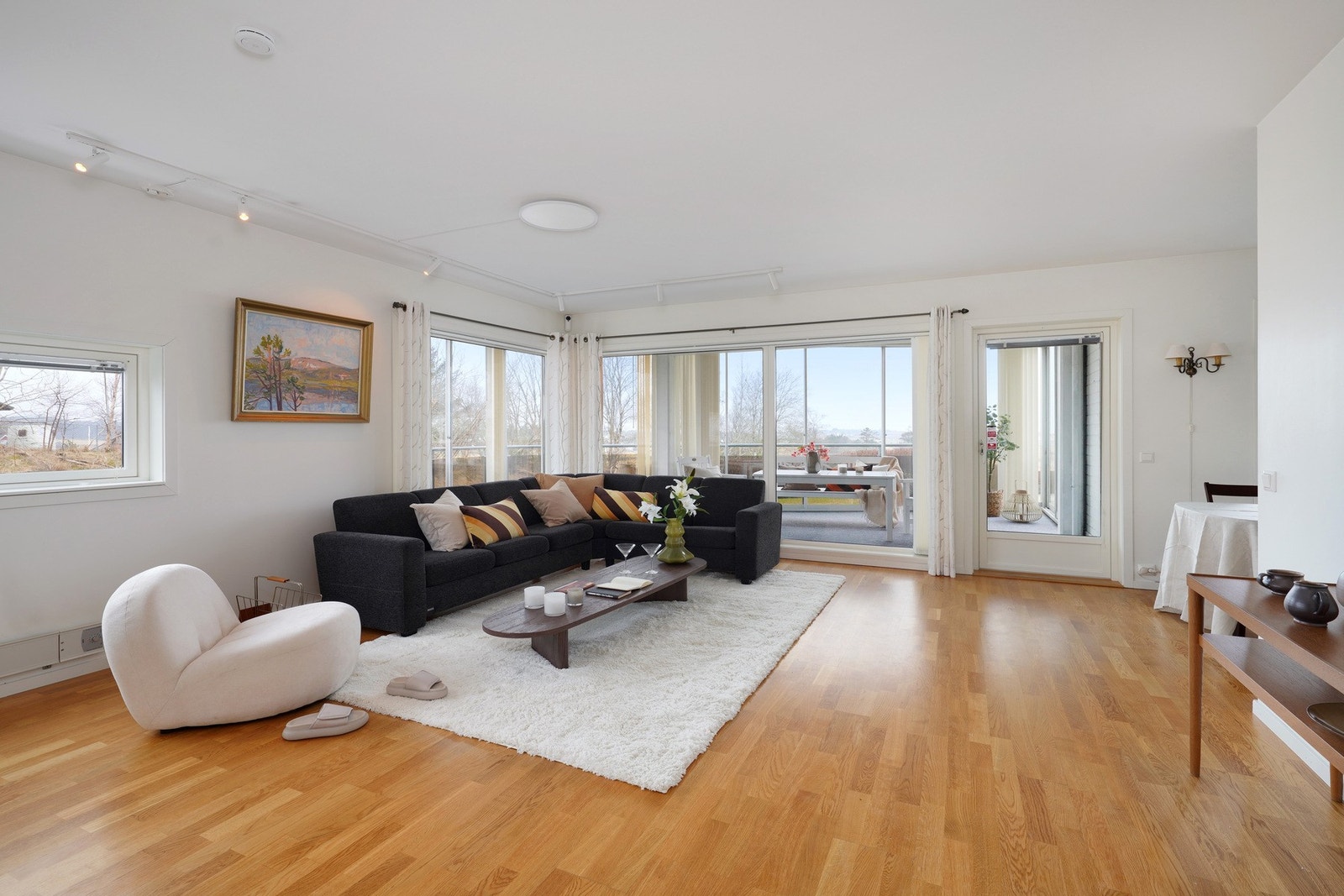 I tillegg til de to salongene inne er det direkte utgang til den innglassede terrassen og sitteområde nummer 3! Galleribilde