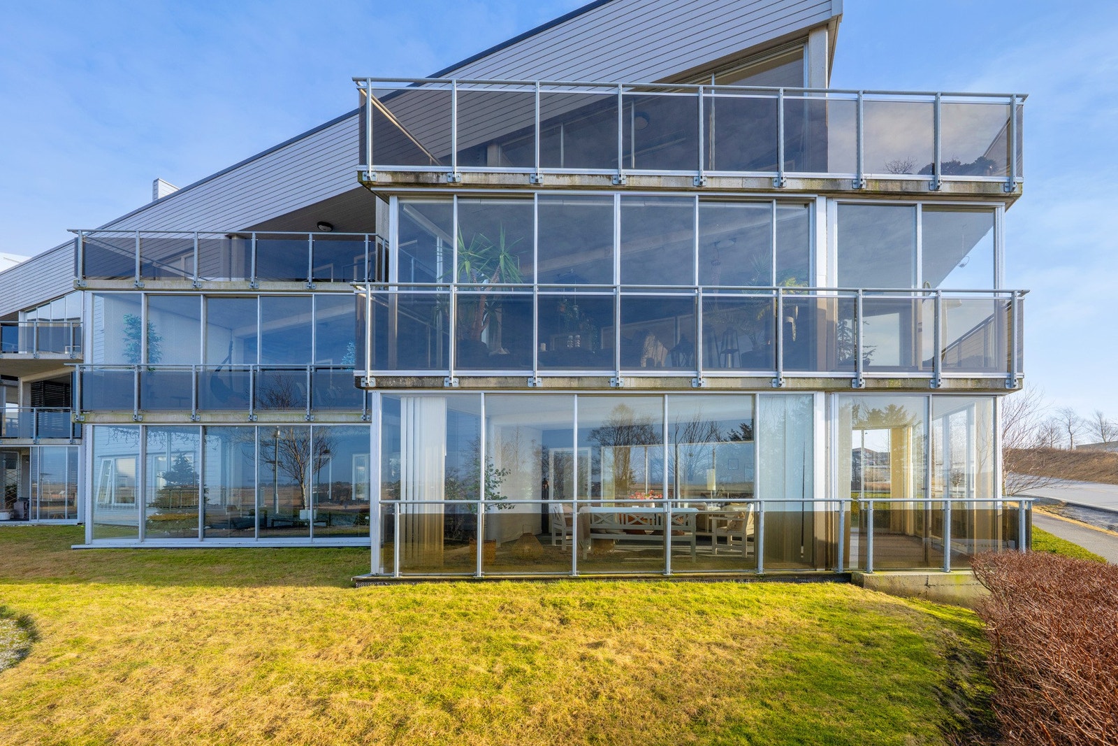 Herlig å kunne spasere rett fra egen innglasset terrasse og ut på gressplen og felles tomt Galleribilde