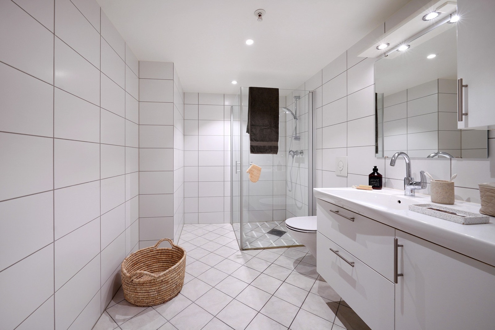 Pent, helfliset bad med varme i gulv Galleribilde