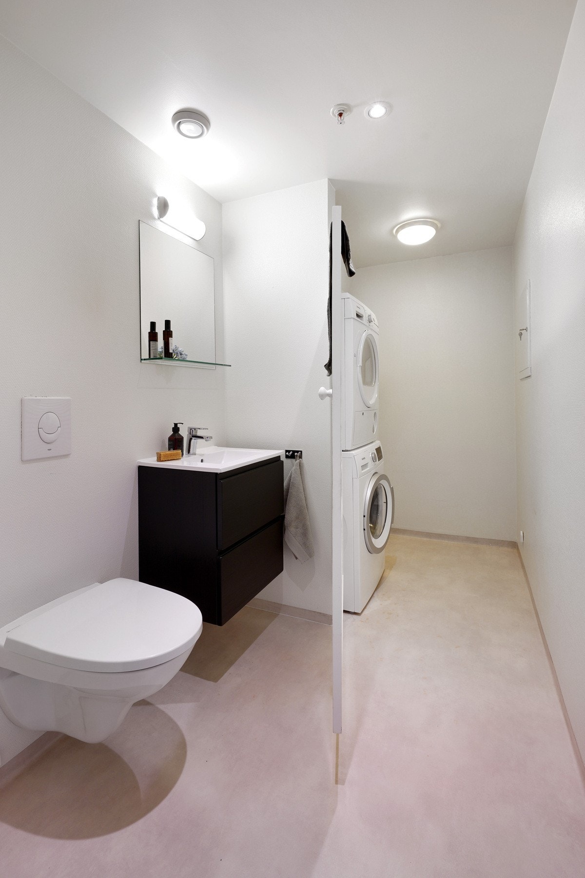 Eget vaskerom med gjestetoalett - perfekt når du har besøk Galleribilde