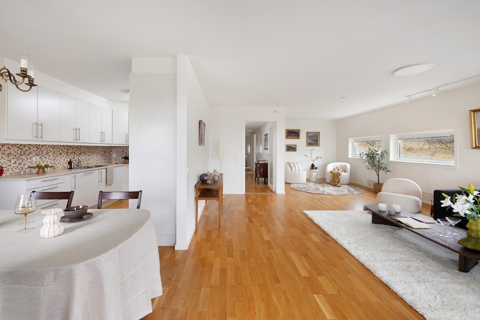 Mellom stue og kjøkken, som ligger i semi-åpen løsning, er det plass til stor spisestue Galleribilde