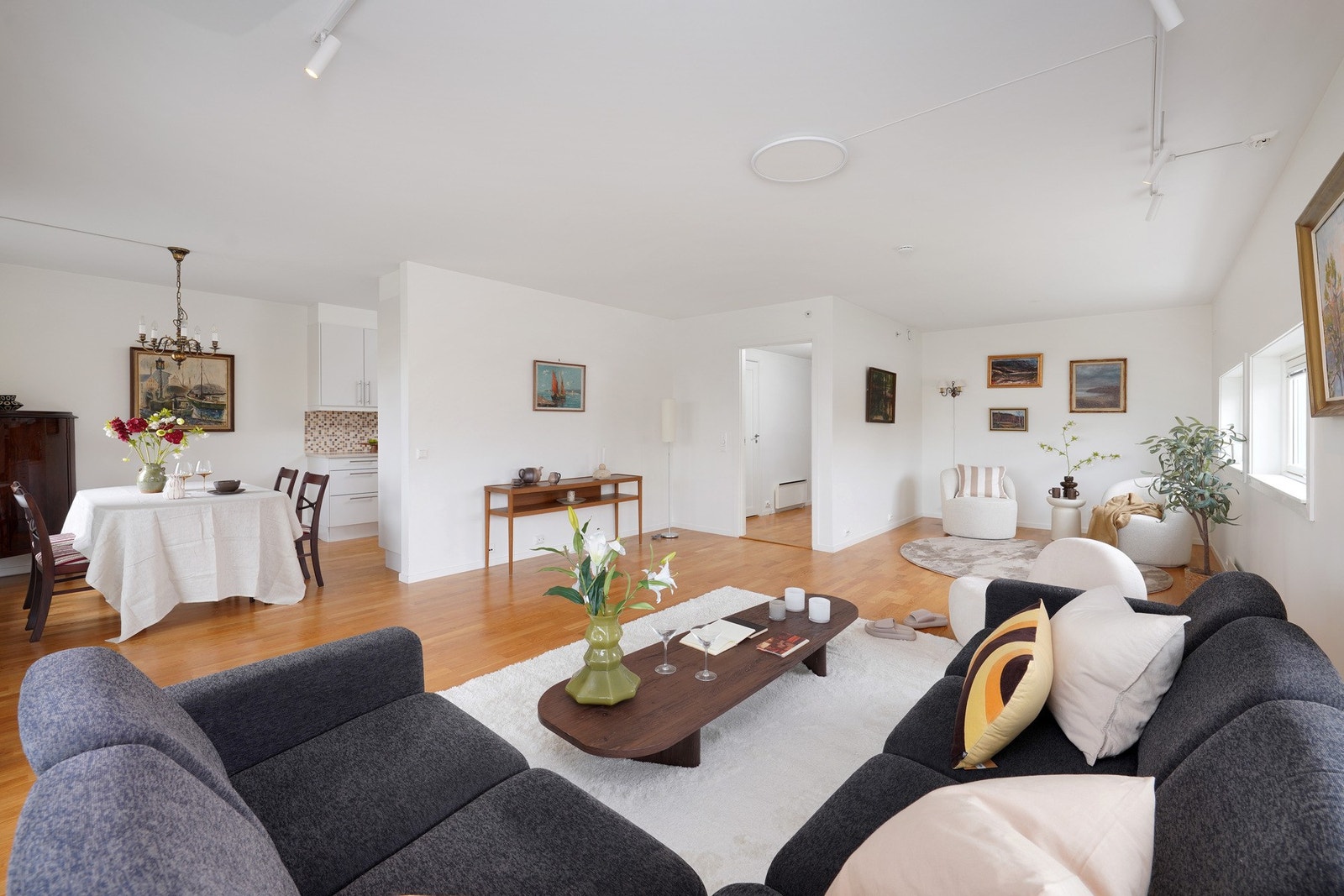 Velkommen inn. Flott, stor stue med plass til 2 salong-grupper! Galleribilde