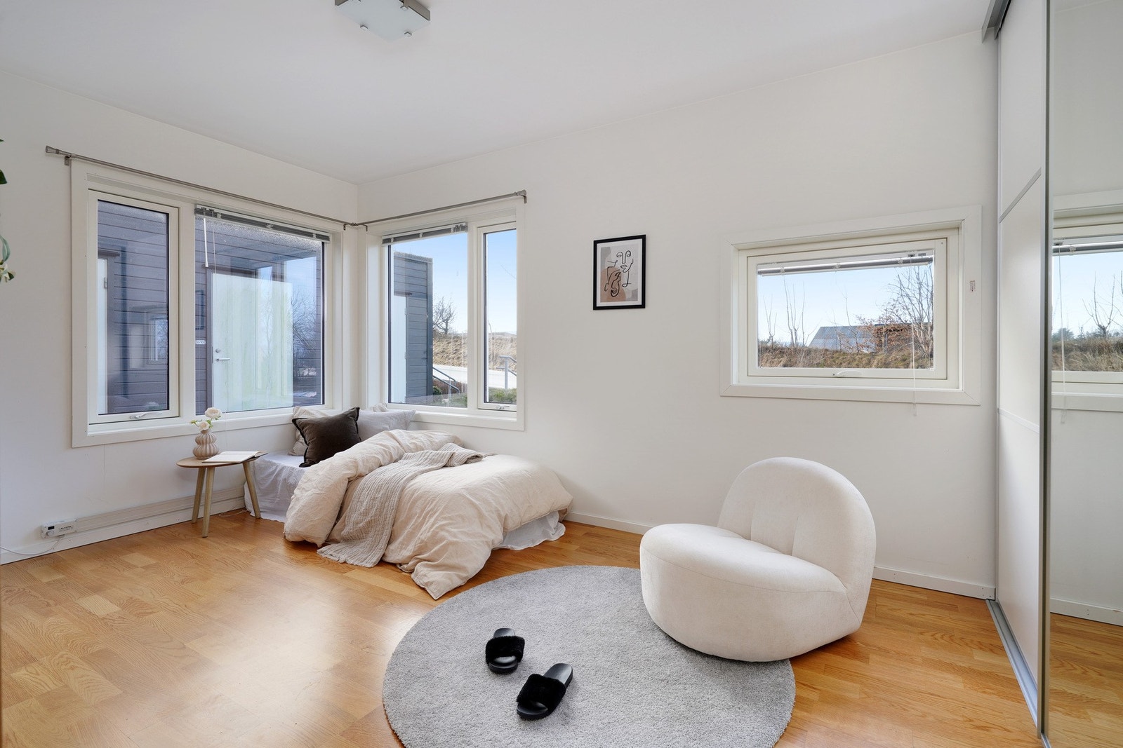 Soverom nummer 2 har også skyvedørsgarderobe Galleribilde