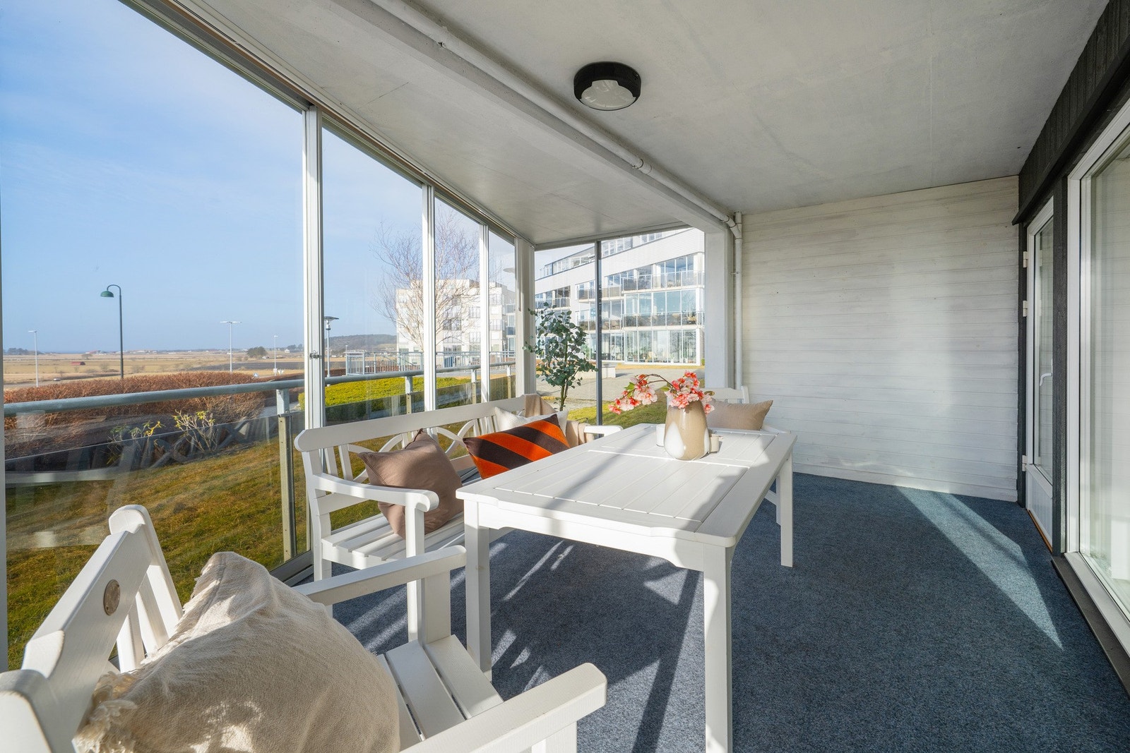 Dør ut til felles tomt og plen Galleribilde