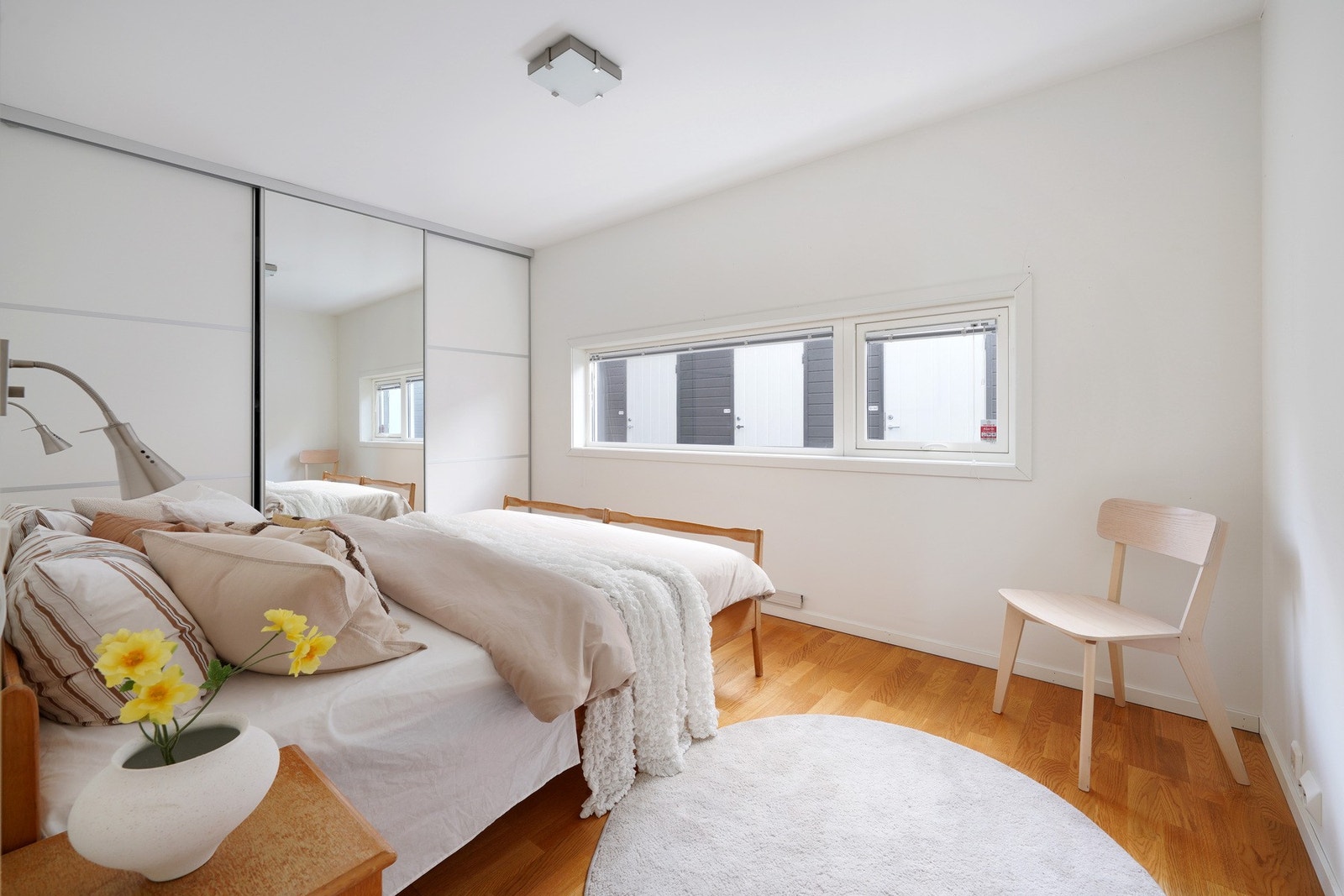 Stort hovedsoverom med skyvedørsgarderobe Galleribilde