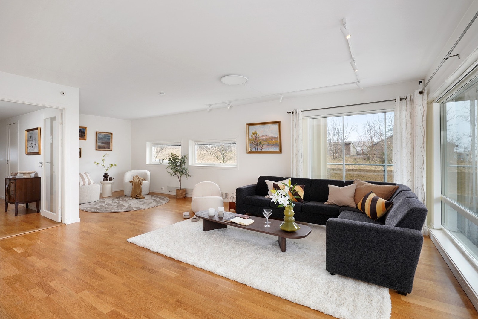 Store vindusareal i og med at dette er endeleilighet Galleribilde