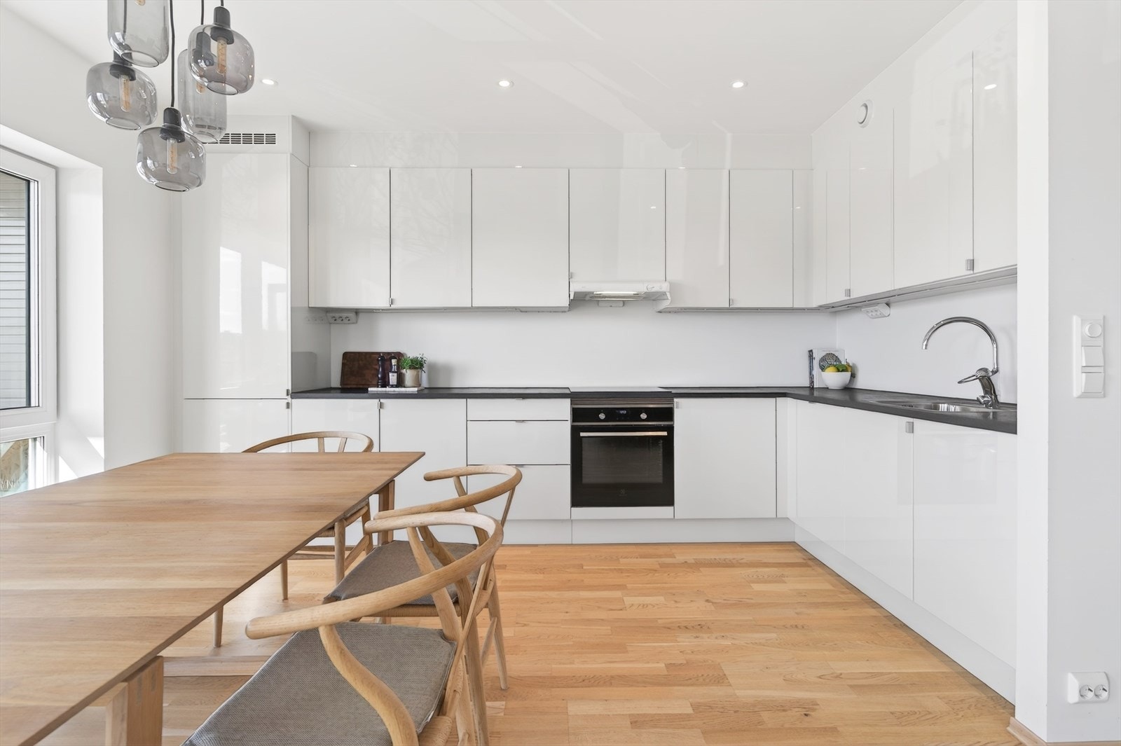 Tidløst kjøkken, godt med benke og skapplass. Galleribilde