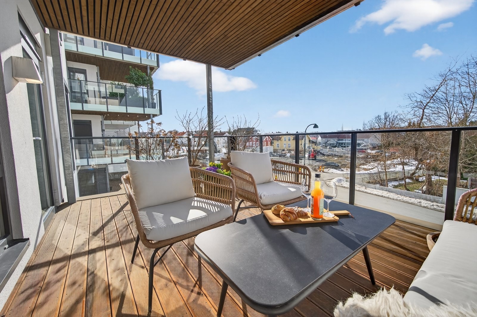 Romslig terrasse med god plass til sittegruppe Galleribilde