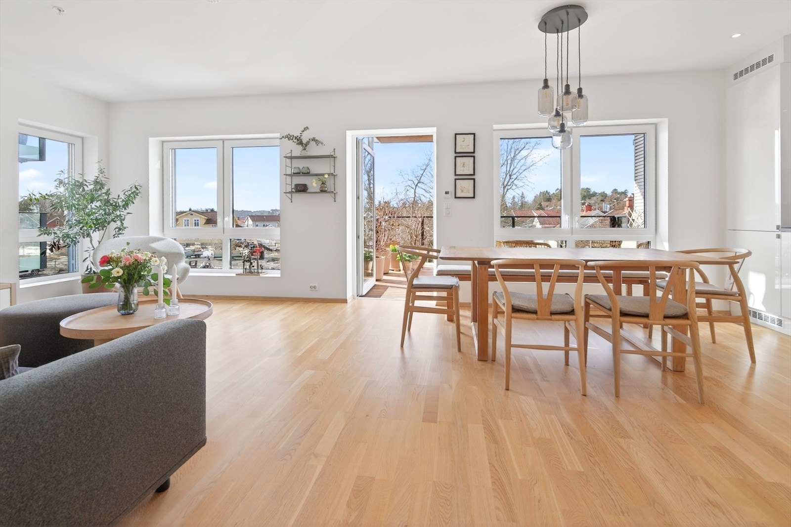 Det er en naturlig utforming som gir plass til sofagruppe og spisebord. Galleribilde