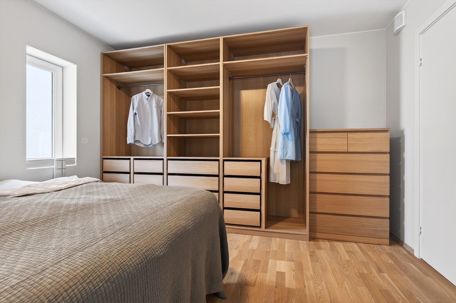 Garderoben medfølger handelen. Galleribilde