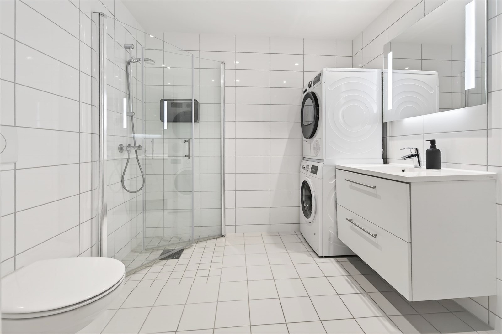 Bad med opplegg for vaskemaskin og tørketrommel. Galleribilde