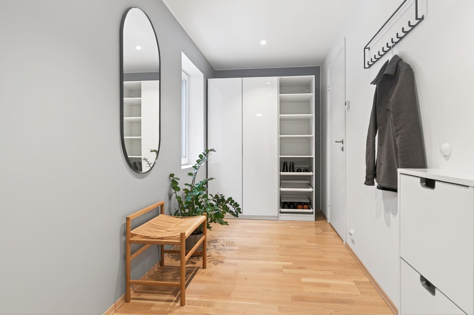 Velkommen inn! gangen er romslig med garderobe Galleribilde