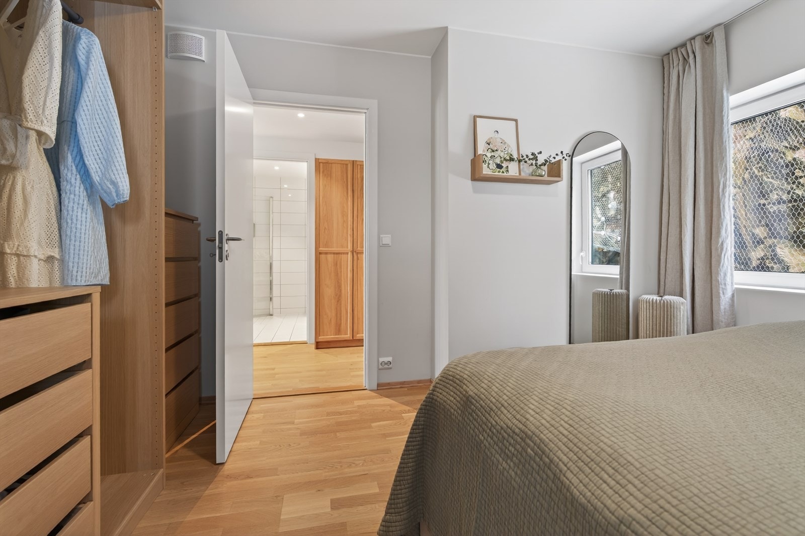 Hoved soverom ligger svalt mot bakgård. Galleribilde