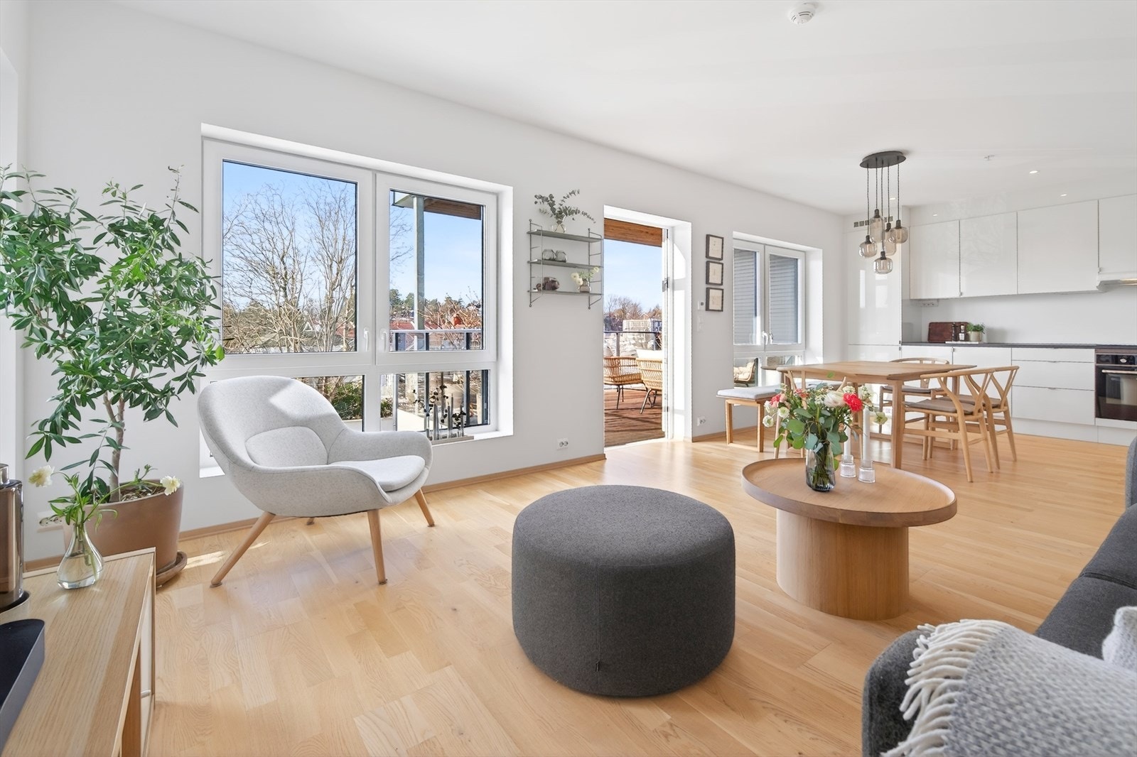 Åpen stue/kjøkken-løsning som slipper inne rikelig med naturlig lys. Galleribilde