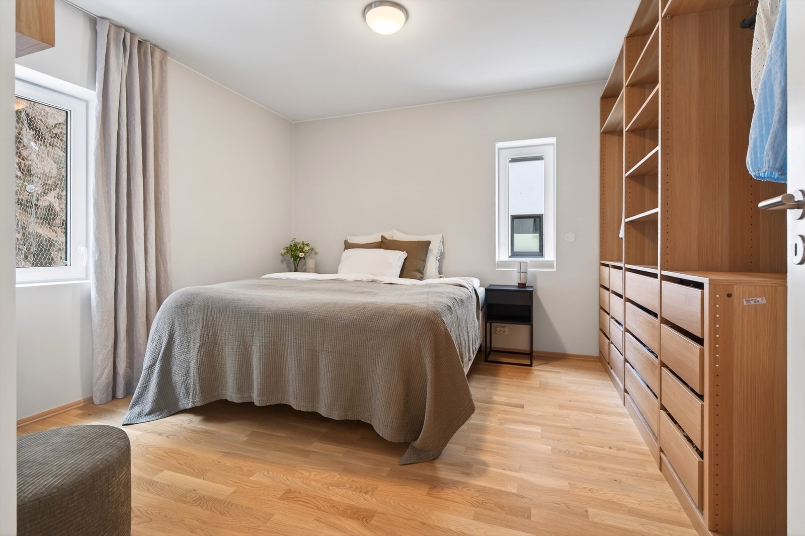 Stort hoved soverom med rikelig garderobeplass Galleribilde