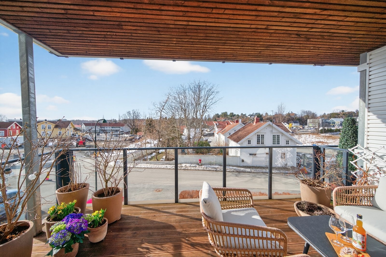 Terrassen er romslig og med gode solforhold Galleribilde