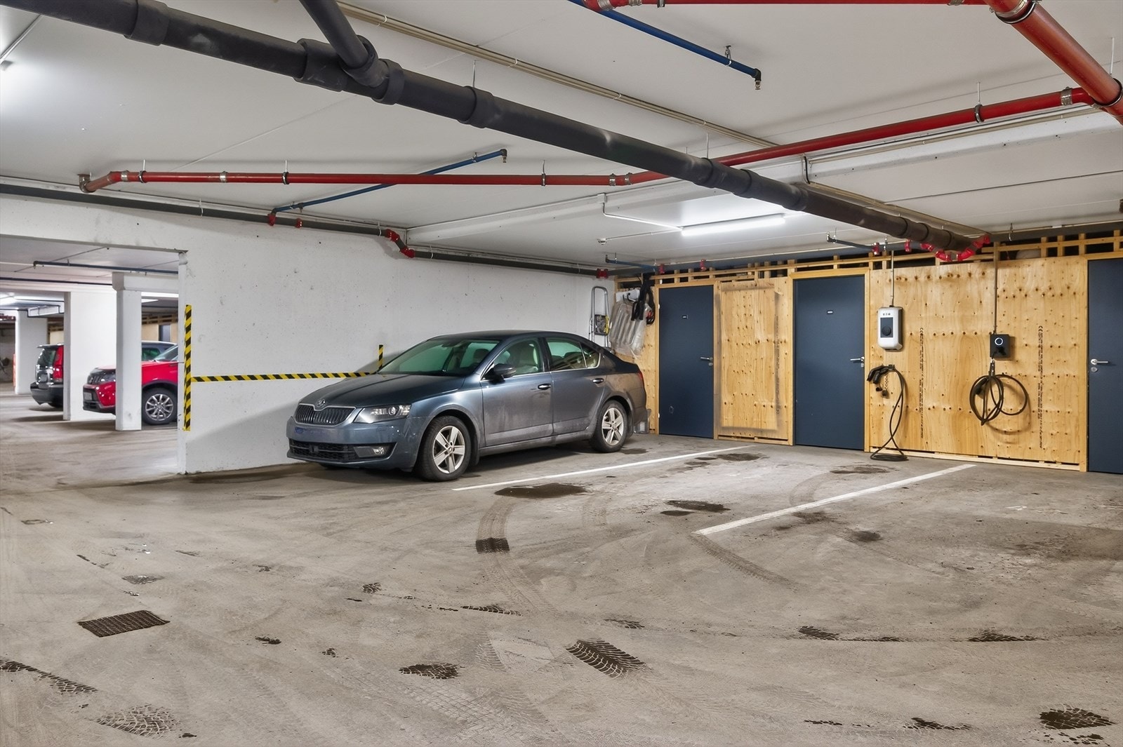 Parkering i lukket garasje anlegg med el-bil lader. Galleribilde