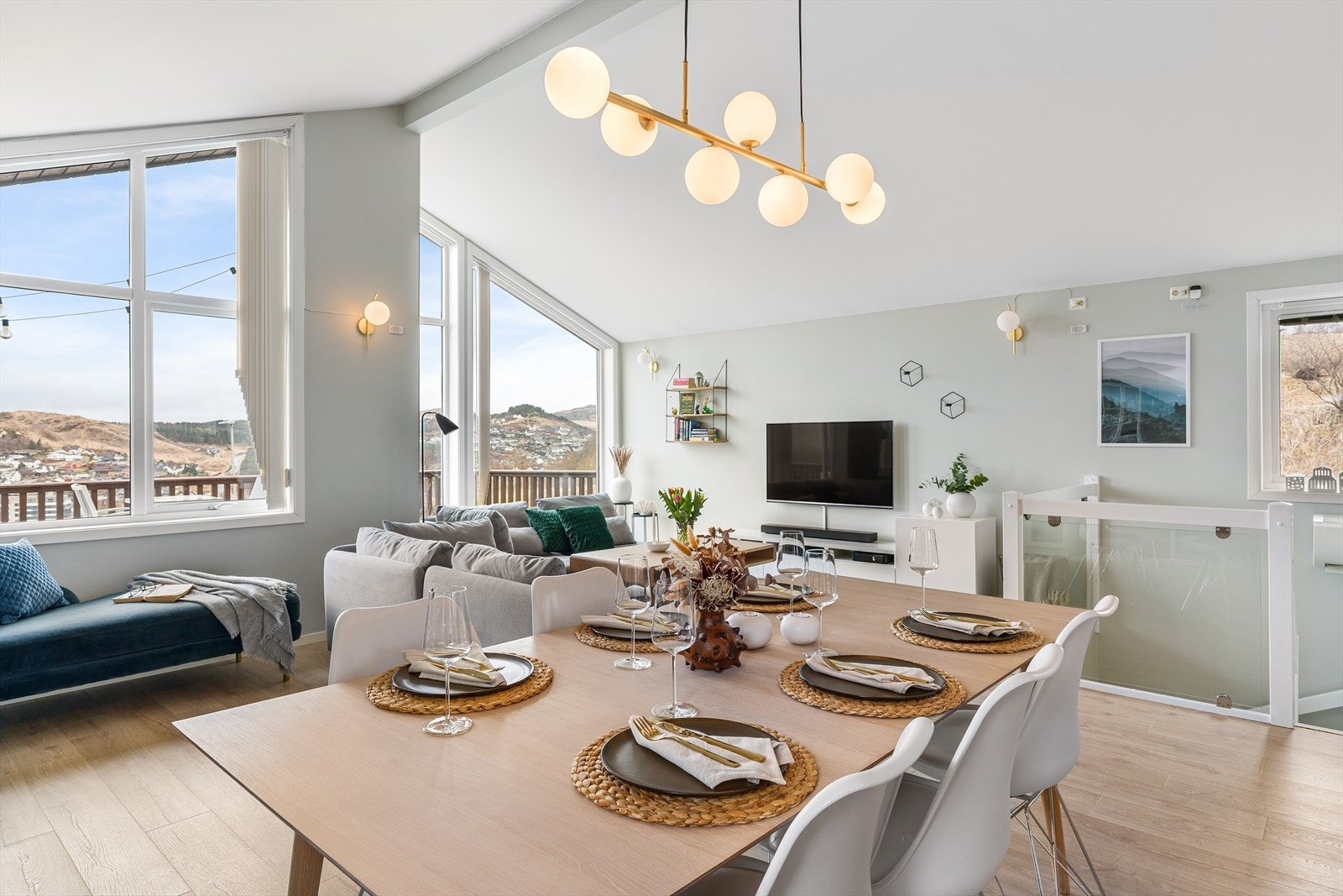 Store vinduer som går helt opp til mønt himlig, gir herlig lys inn i rommet og nydelig utsikt. Galleribilde