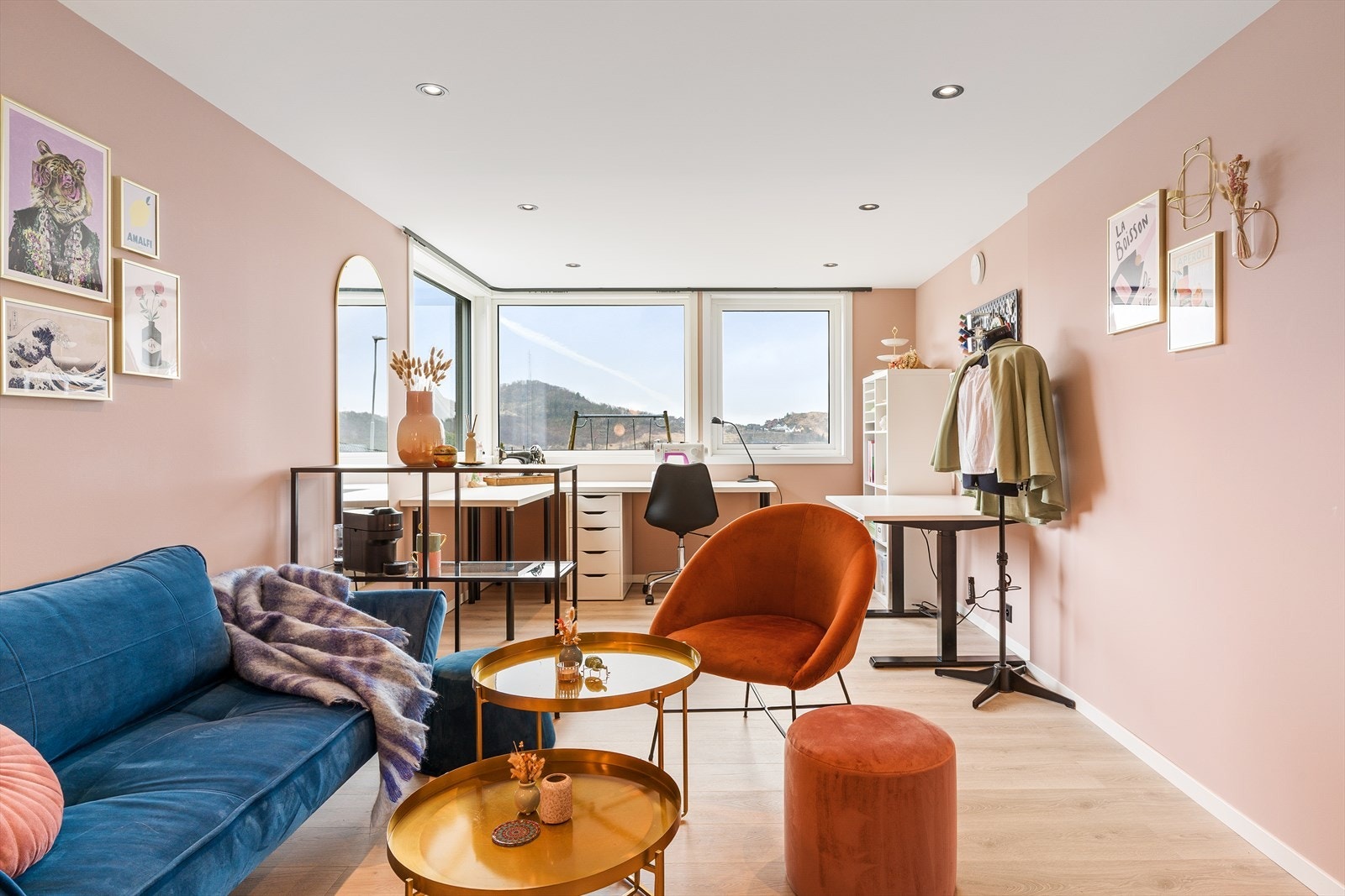 Laminat på gulv og moderne farger på veggene. Galleribilde