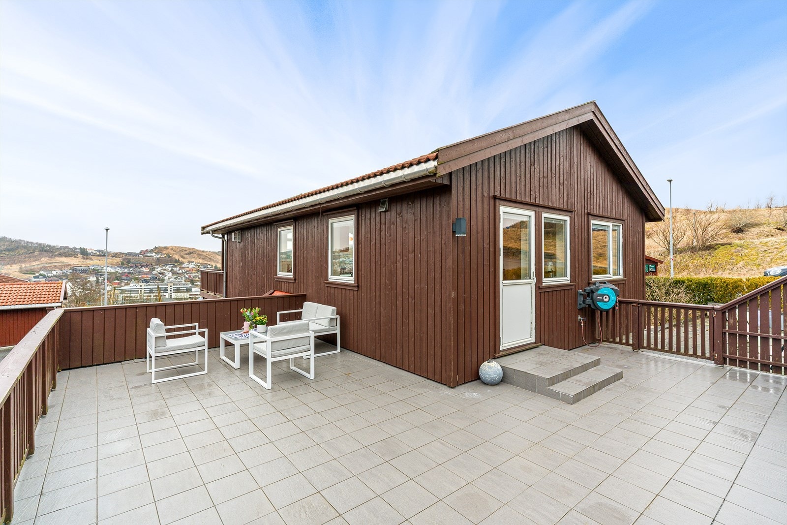 Fliselagt platting ut fra kjøkken Galleribilde