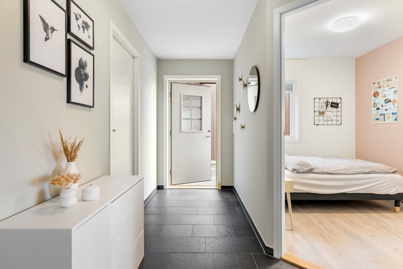 Entre/gang med gardrobeplass. Adkomst til bod. Galleribilde