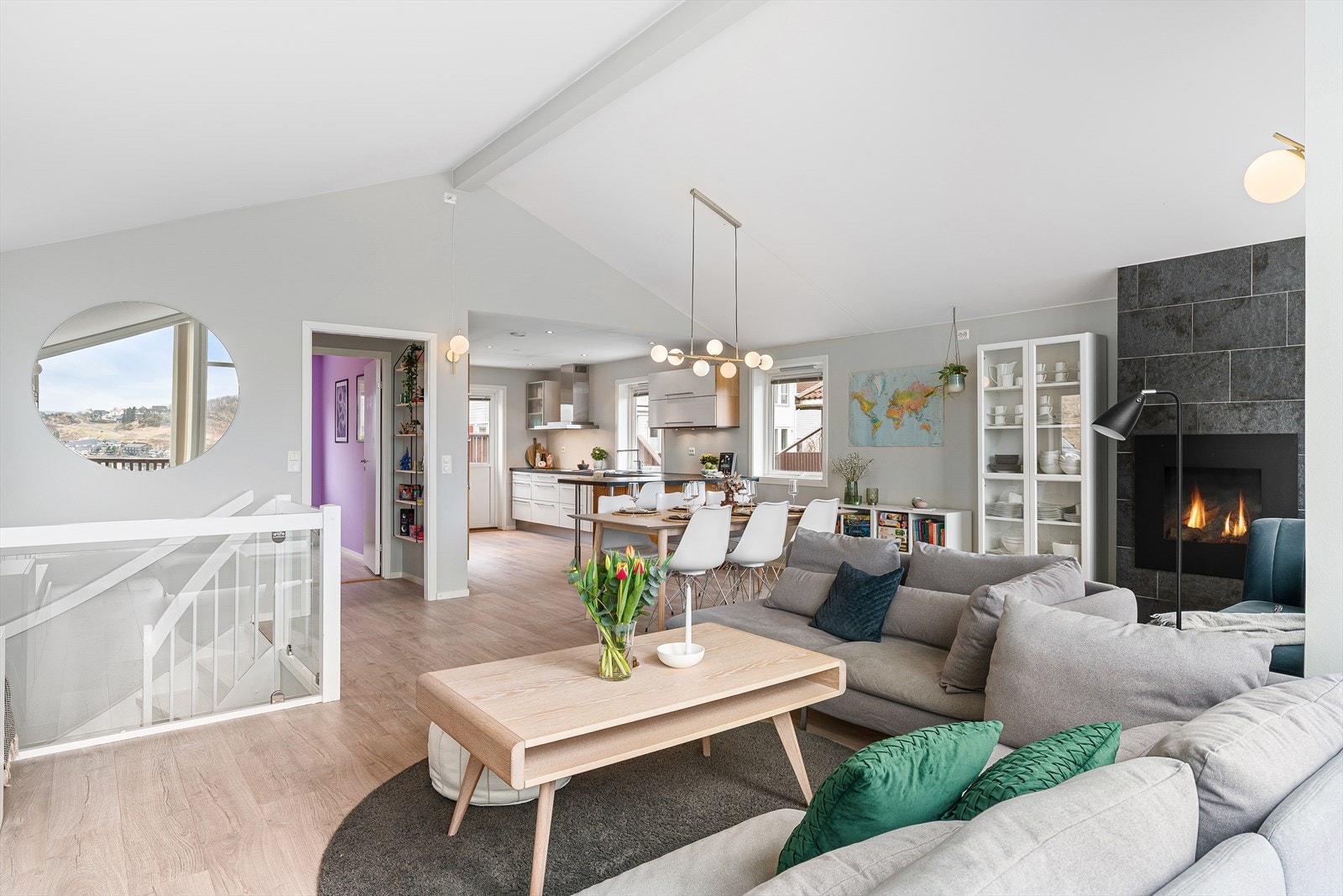 Stue og kjøkken i åpen løsning. Galleribilde