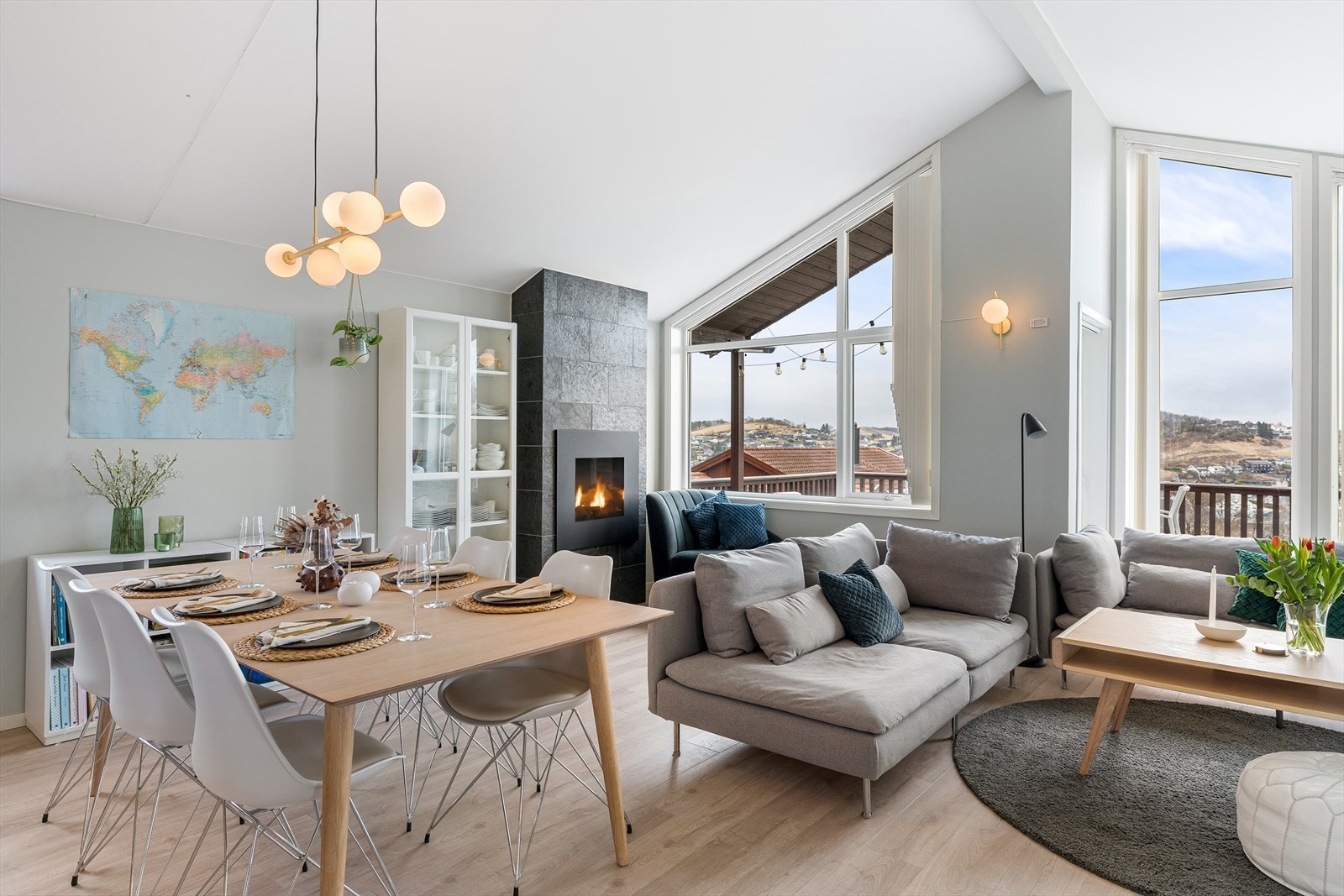 Stedsbygget peis og varmepumpe. Utgang til terrasse fra stua. Galleribilde