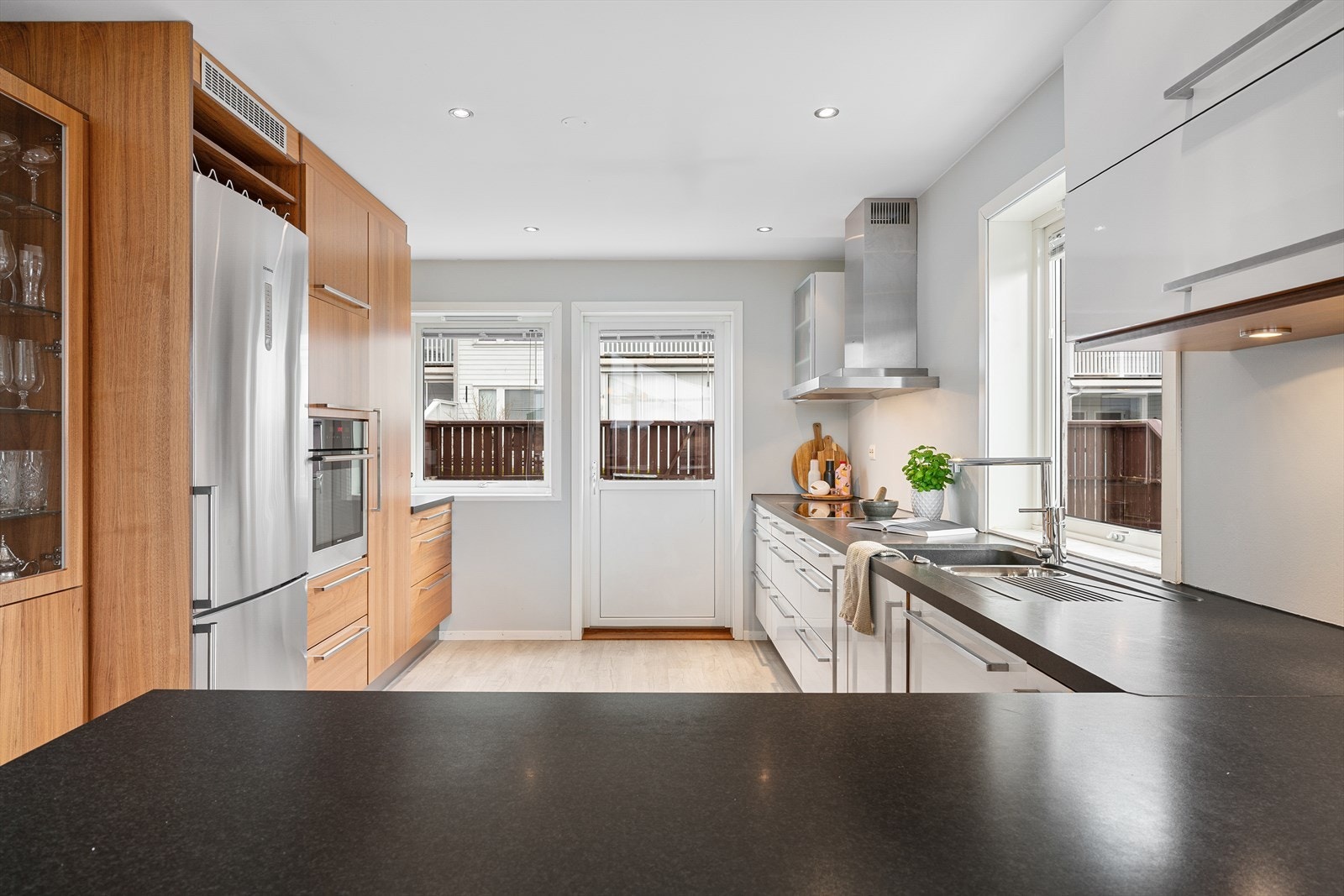 Spotter i tak og mye naturlig lys inn også på kjøkken Galleribilde