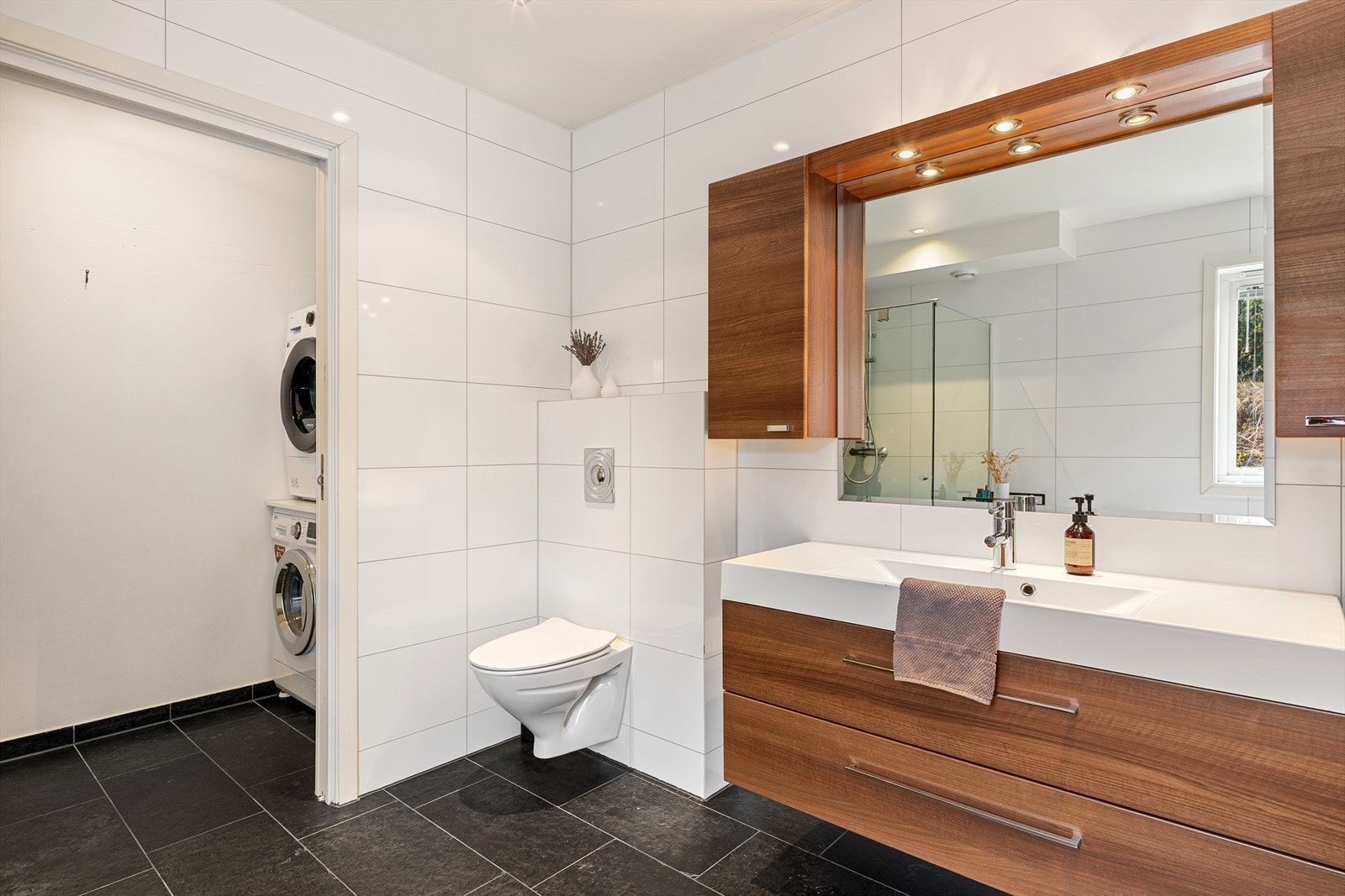 Skyvedør inn til vaskerom. Galleribilde