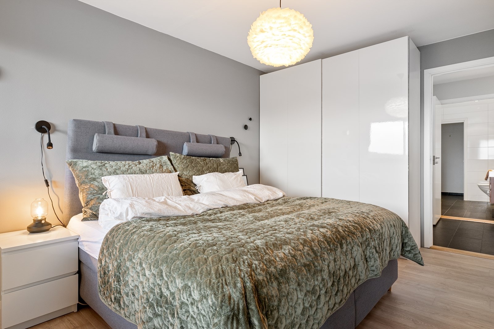 Hovedsoverom med skyvedørsgarderobe . Galleribilde