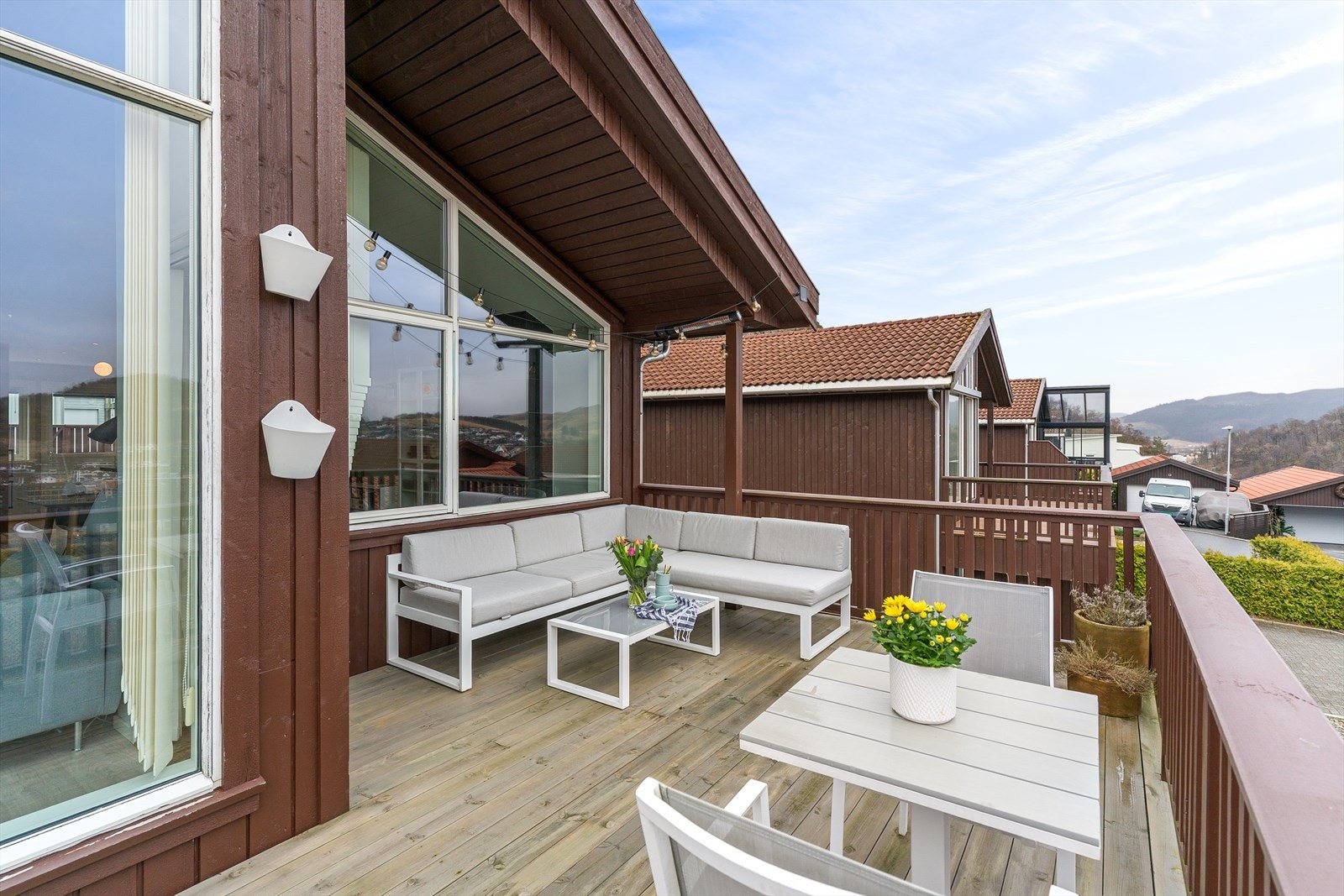 Stor og solrik altan ut fra stua Galleribilde