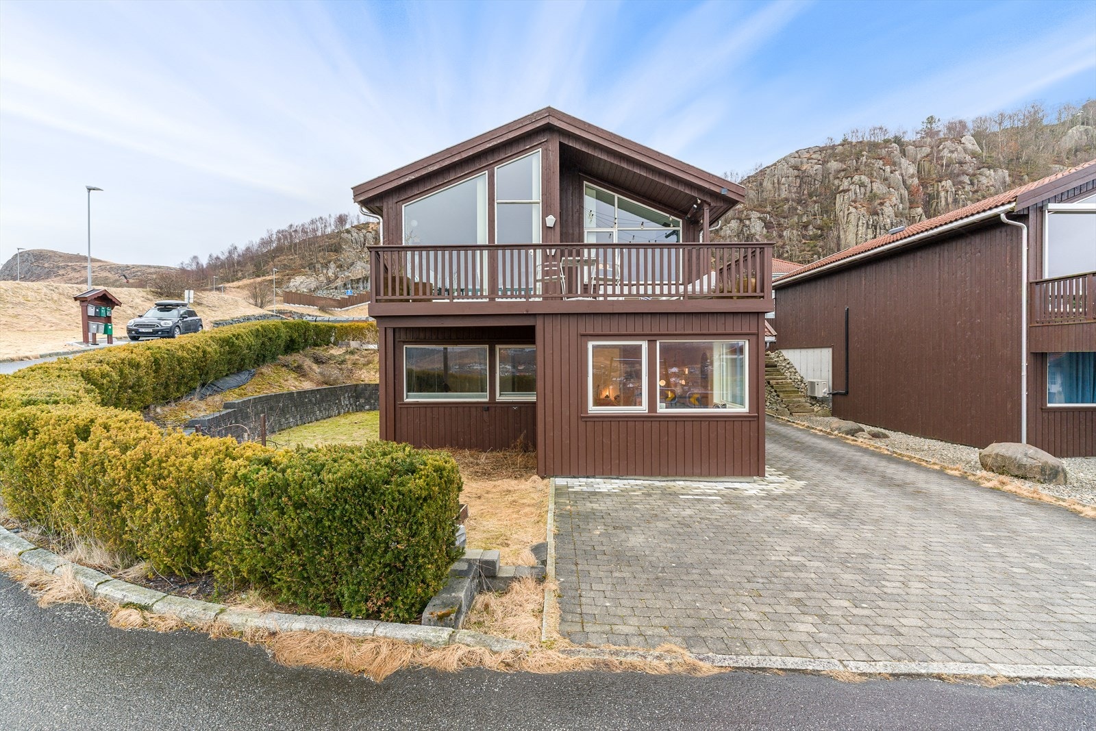 Pent opparbeidet tomt med belegningsstein i gårdsrom, murer og beplantning Galleribilde