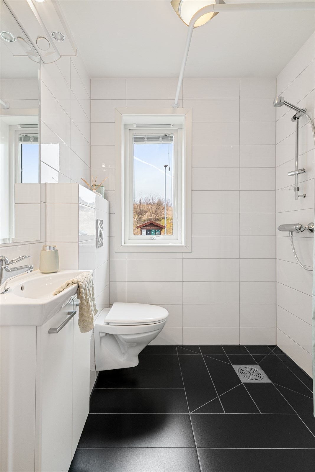 Bad med vask i seksjon, wc og dusjhjørne. Varmekabler i gulv Galleribilde