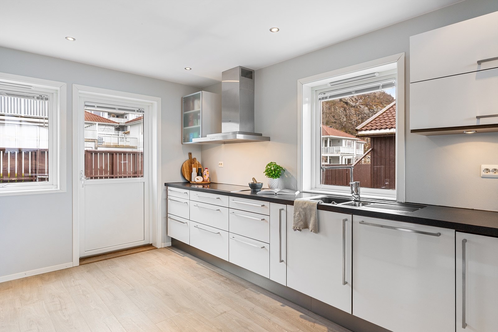 Utgang til terrasse skjermet for innsyn. Galleribilde