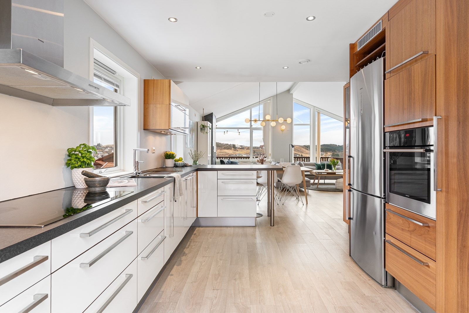 God arbeidsflate på benkeplate. Integrerte oppvaskmaskin og stekeovn. Galleribilde