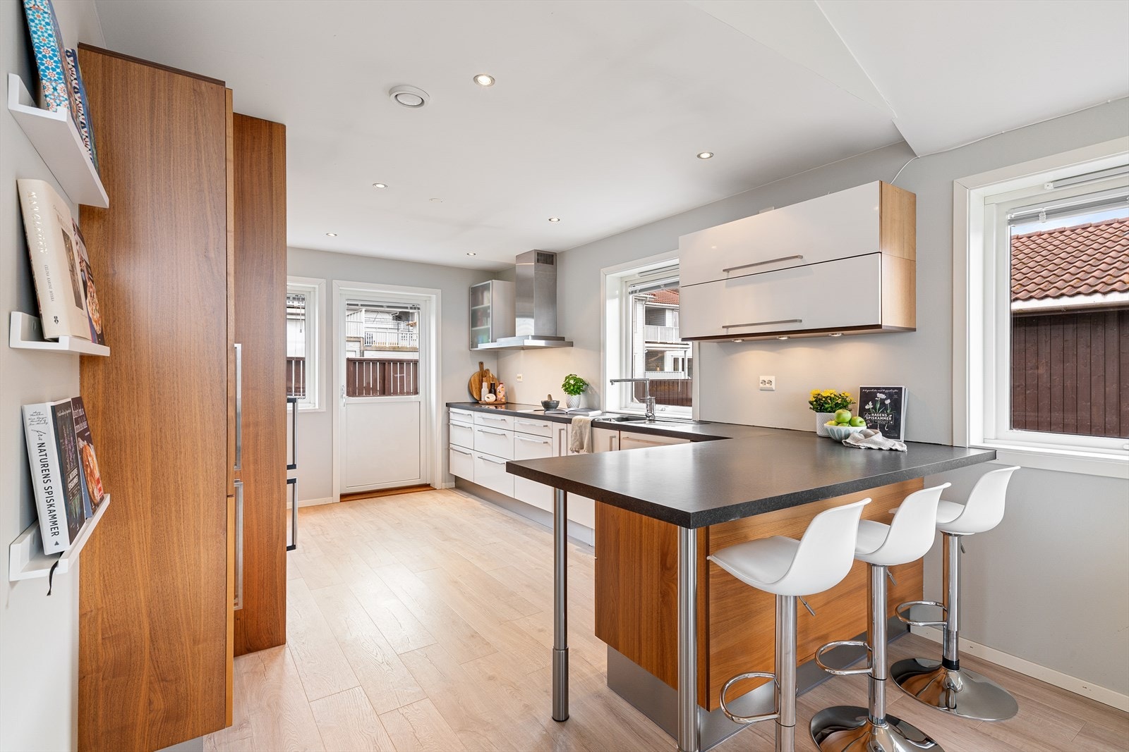 Kombinert hvitt og tre. Barløsning med plass til stoler Galleribilde