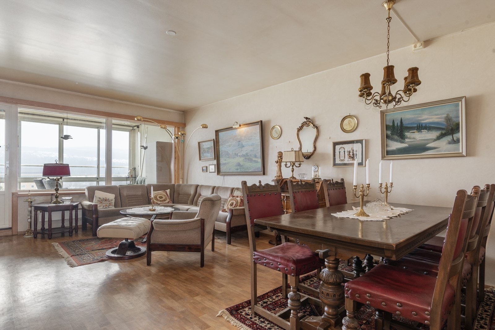 Her er det utgang til innglasset terrasse / ekstra stue deler av året :-) Galleribilde