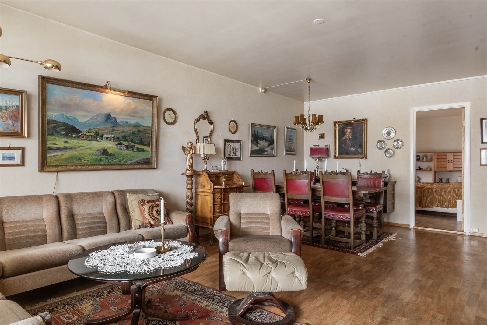 Fra stuen er det inngang til soverommet i leiligheten. Galleribilde