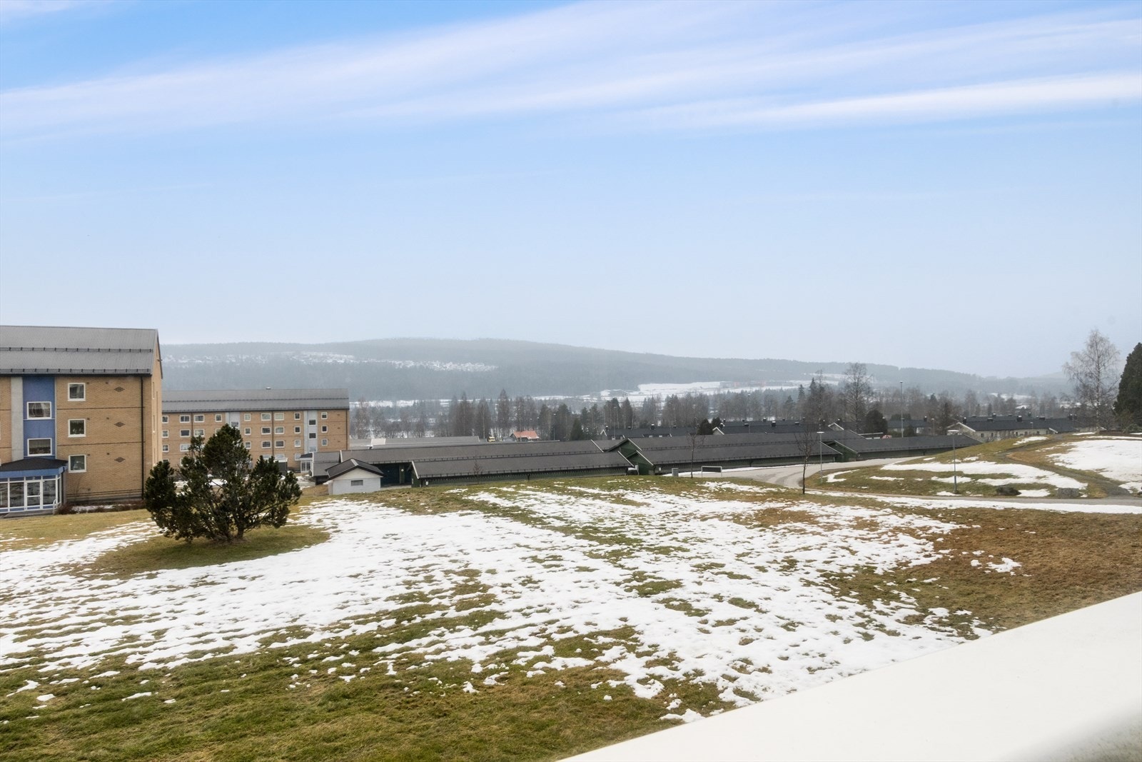 Leiligheten har ingen rett foran seg, så lite innsyn og fin utsikt ! Galleribilde