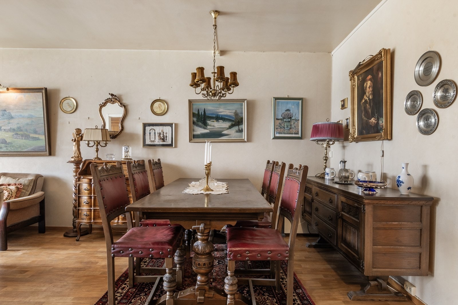 Stuen er romslig med plass til spiseplass og sofagruppe! Galleribilde