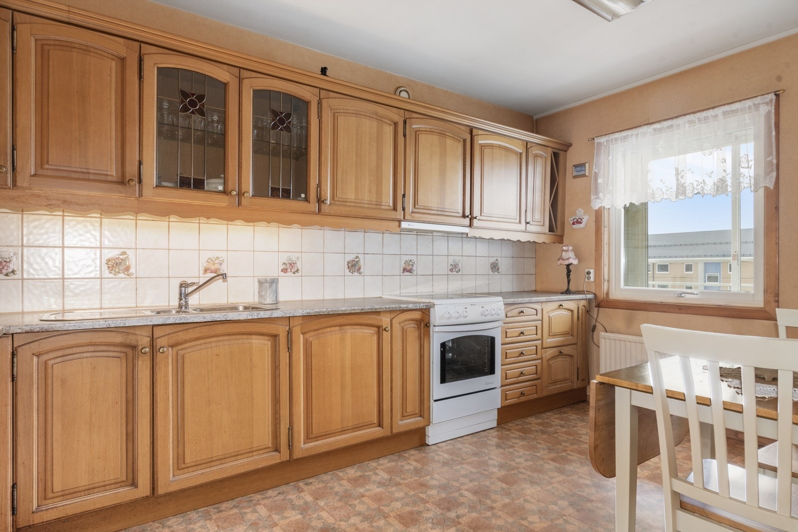 Kjøkken med godt med skapplass - fronter er i eik og et par med blyglass! Galleribilde